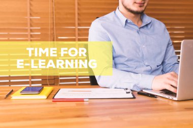 dizüstü bilgisayar kullanan adam