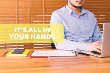 dizüstü bilgisayar kullanan adam