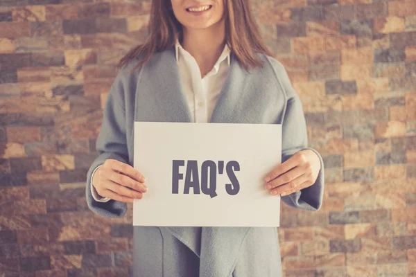 Mulher apresentando FAQ CONCEITO — Fotografia de Stock