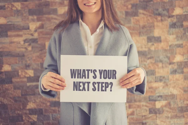 Kvinna som presenterar vad är ditt nästa steg koncept — Stockfoto