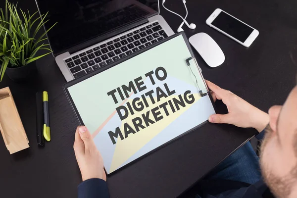 TEMPO DE COMERCIALIZAÇÃO DIGITAL CONCEITO — Fotografia de Stock