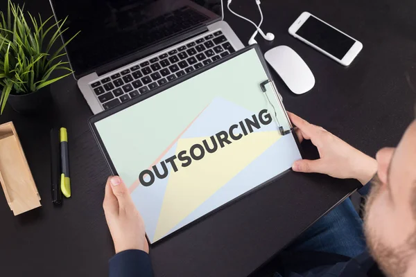 Outsourcing-konceptet papper — Stockfoto