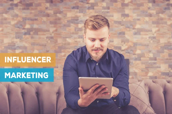 Influencer marketing concept — Stockfoto