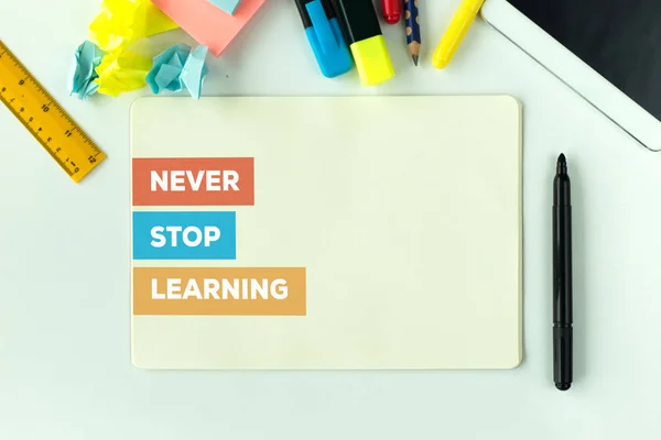 NEVER STOP LEARNING CONCEPT — Zdjęcie stockowe