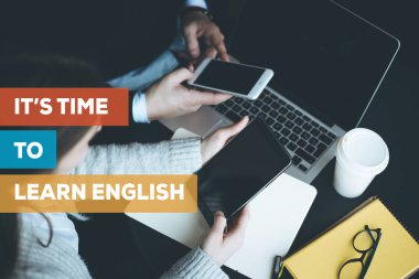 Masa başında çalışan iş adamları 