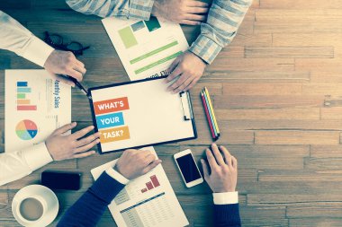  Masa başında çalışan iş adamları 