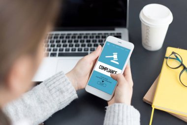 Uyum kavramı ekranda 