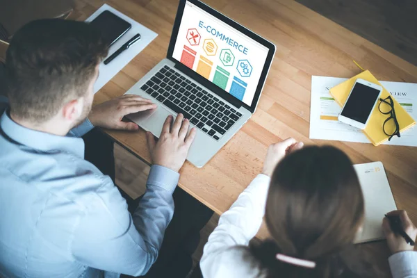 Concepto de comercio electrónico con iconos —  Fotos de Stock