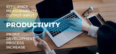 Dizüstü bilgisayar kullanan kadın