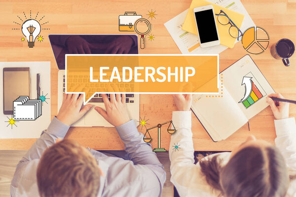 Бизнесмены, работающие за столом
 