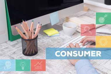 Ofiste çalışan iş adamı 