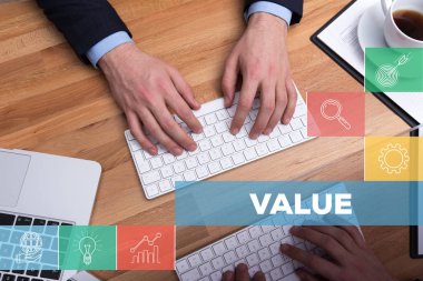 Masa başında çalışan iş adamları