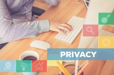 Masada çalışan bir iş adamı.