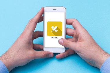 Akıllı telefon kullanan adam