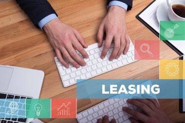 Masa başında çalışan iş adamları