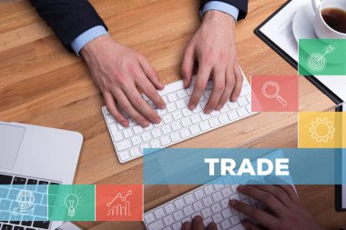 Masa başında çalışan iş adamları