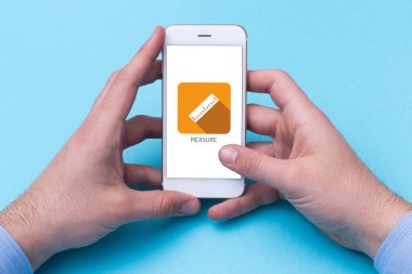 Akıllı telefon kullanan adam