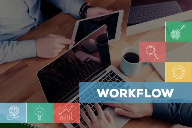 Masa başında çalışan erkekler 