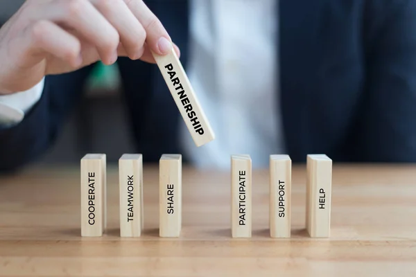 Affärsman spelar med block — Stockfoto