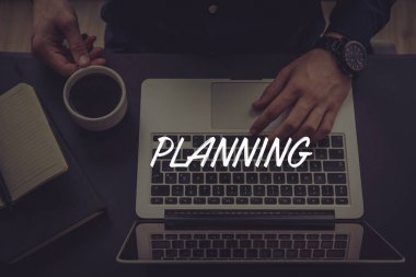 Dizüstü bilgisayar kullanan iş adamı