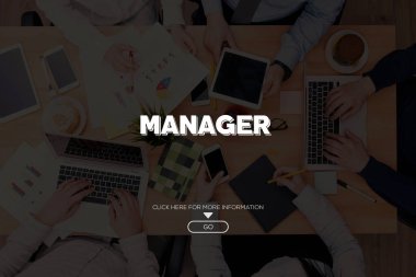 Masa başında çalışan iş adamları 