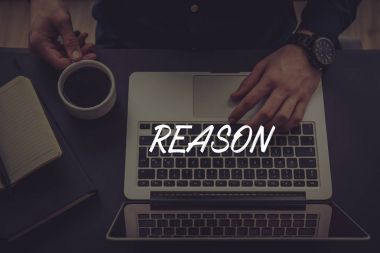  Dizüstü bilgisayar kullanan iş adamı