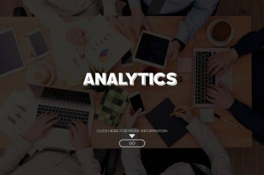 Masa başında çalışan iş adamları 