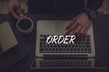 Dizüstü bilgisayar kullanan iş adamı