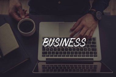 Dizüstü bilgisayar kullanan iş adamı