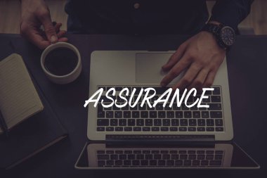 Dizüstü bilgisayar kullanan iş adamı