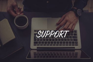 Dizüstü bilgisayar kullanan iş adamı