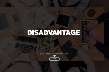 Kavram. Masa başında çalışan iş adamları 