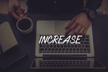  Dizüstü bilgisayar kullanan iş adamı