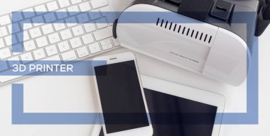 Akıllı telefon, klavye, tablet üstünde okul sırası