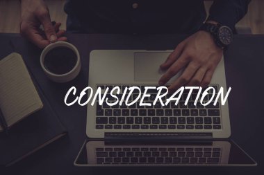  Dizüstü bilgisayar kullanan iş adamı