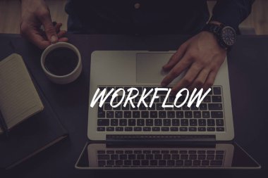 Dizüstü bilgisayar kullanan iş adamı