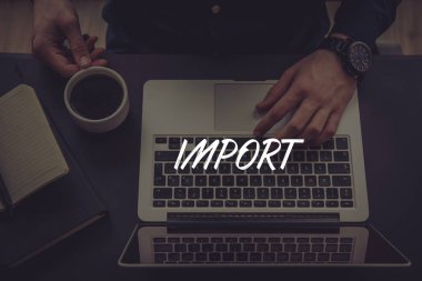  Dizüstü bilgisayar kullanan iş adamı