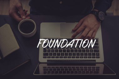 Dizüstü bilgisayar kullanan iş adamı