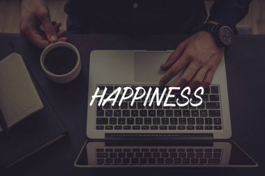  Dizüstü bilgisayar kullanan iş adamı