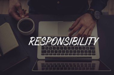  Dizüstü bilgisayar kullanan iş adamı