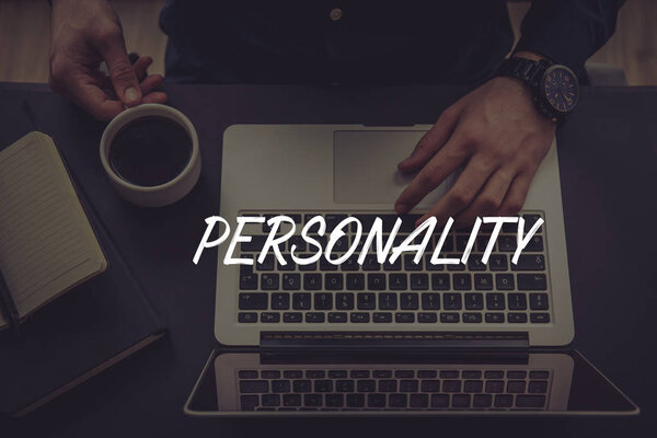 бизнесмен с помощью ноутбука