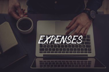 Dizüstü bilgisayar kullanan iş adamı