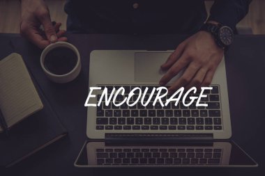 Dizüstü bilgisayar kullanan iş adamı