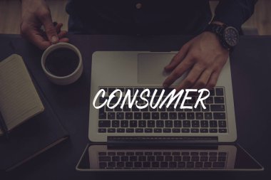 Dizüstü bilgisayar kullanan iş adamı