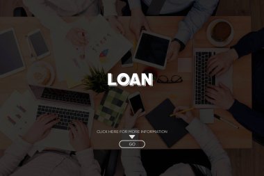 Masa başında çalışan iş adamları 