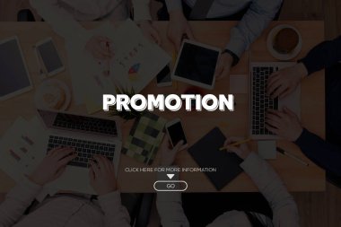 Kavram. Masa başında çalışan iş adamları 