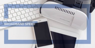 Akıllı telefon, klavye, tablet üstünde okul sırası