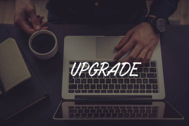 Dizüstü bilgisayar kullanan iş adamı