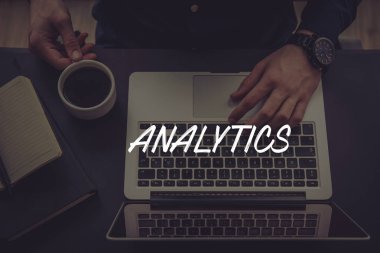 Dizüstü bilgisayar kullanan iş adamı