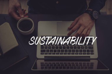  Dizüstü bilgisayar kullanan iş adamı